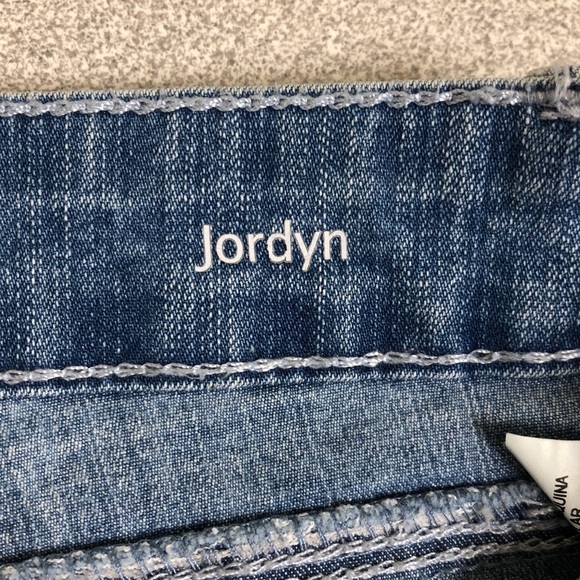 Gloria Vanderbilt “Jordyn” All Around Slimming Effect Embroidered Capri Jeans - Picture 10 of 13